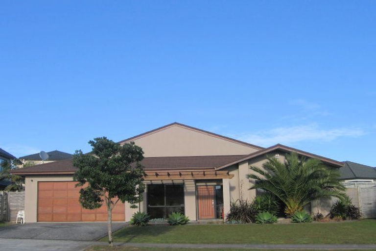 Photo of property in 21 Moyrus Crescent, East Tamaki Heights, Auckland, 2016