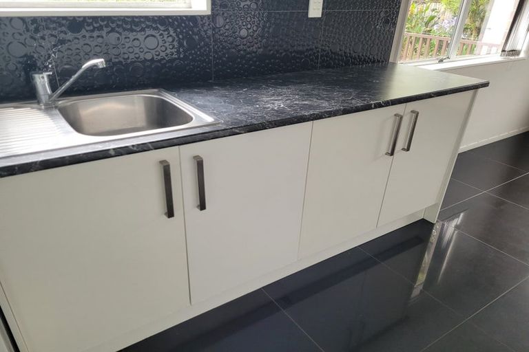 Photo of property in 15 Tiki Street, New Lynn, Auckland, 0600