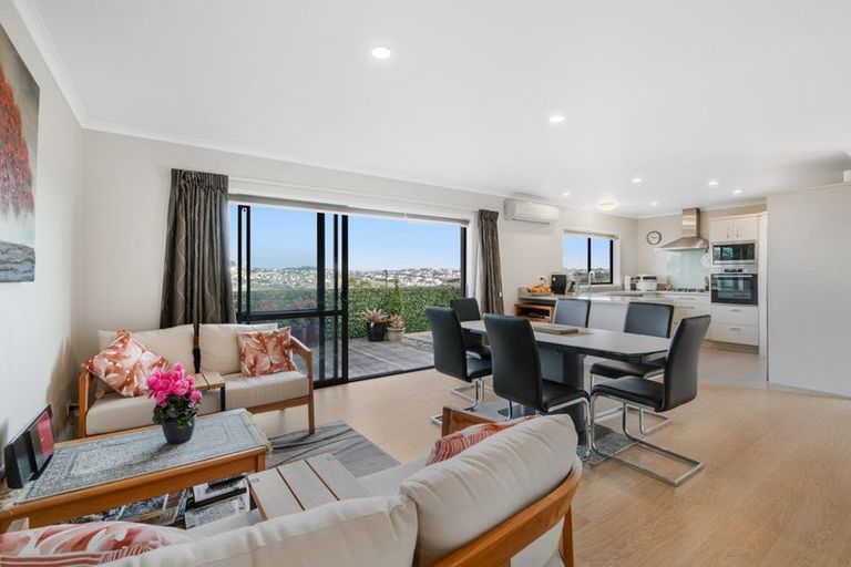 Photo of property in 16 Seamount Drive, Red Beach, 0932