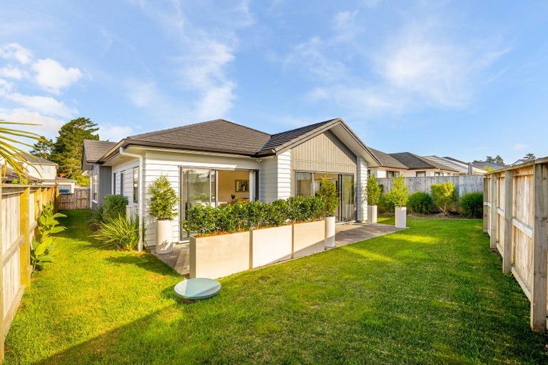 Photo of property in 17 Papa Orchard Drive, Kumeu, 0810