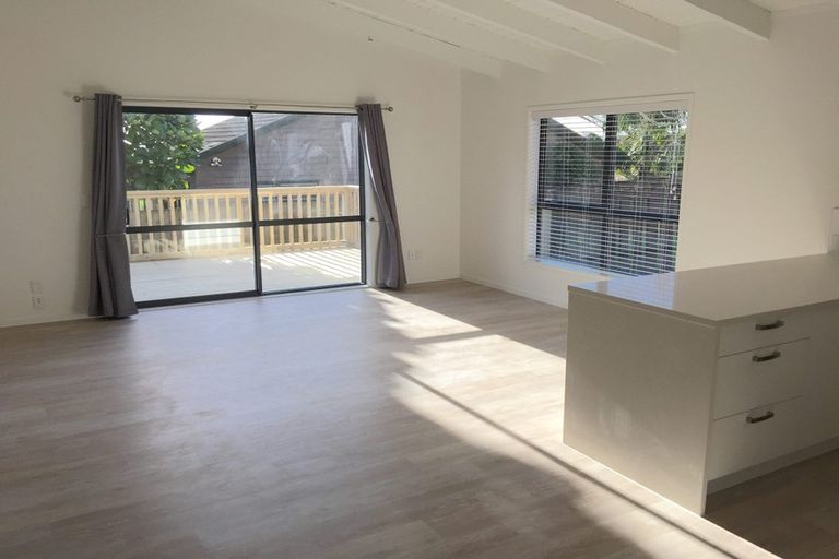 Photo of property in 2/48 Sunset Road, Unsworth Heights, Auckland, 0632