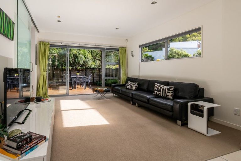 Photo of property in 37 Tiketike Way, Brooklyn, Wellington, 6021