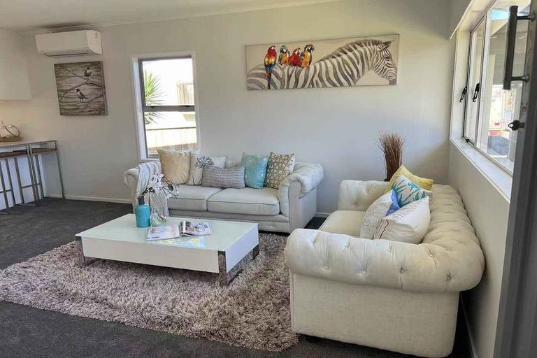 Photo of property in 3/11a Bayside Avenue, Te Atatu Peninsula, Auckland, 0610