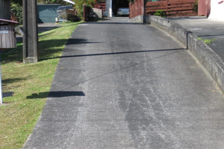 Photo of property in 10 Bishop Street, Green Bay, Auckland, 0604