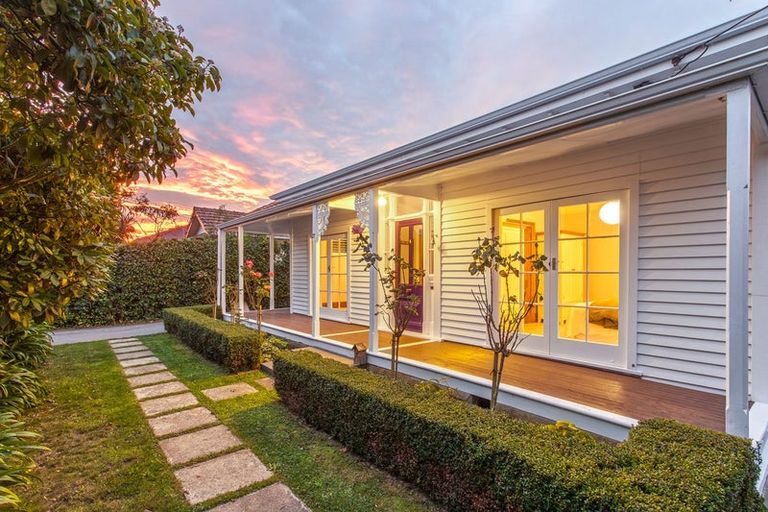 Photo of property in 17 Martin Avenue, Beckenham, Christchurch, 8023