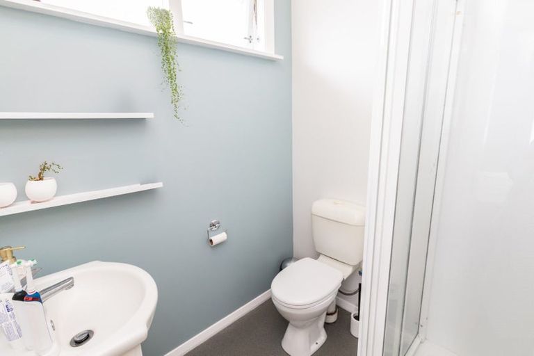 Photo of property in 9 Pinkerton Grove, Newlands, Wellington, 6037