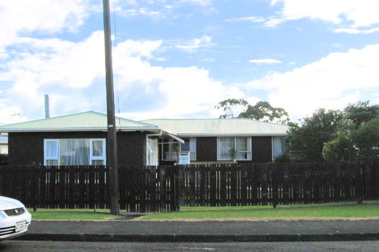 Photo of property in 12 Helga Crescent, Te Atatu Peninsula, Auckland, 0610