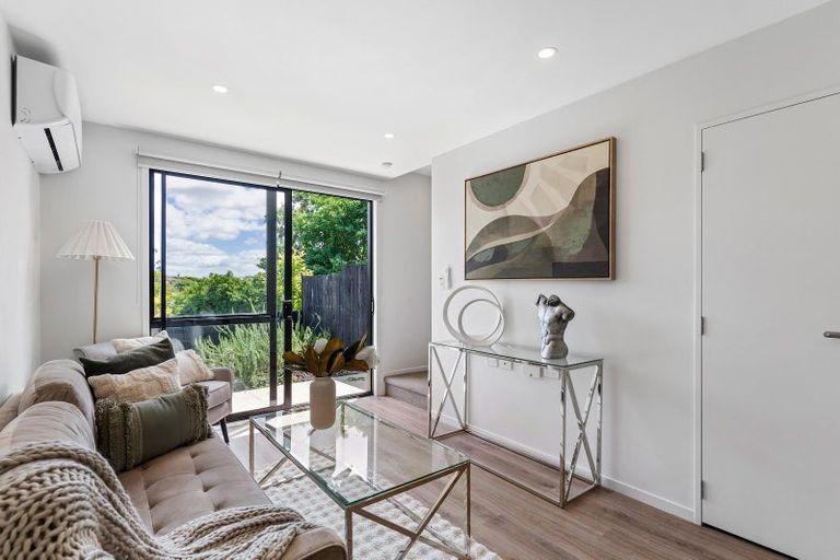 Photo of property in 11/8 Chivalry Road, Glenfield, Auckland, 0629