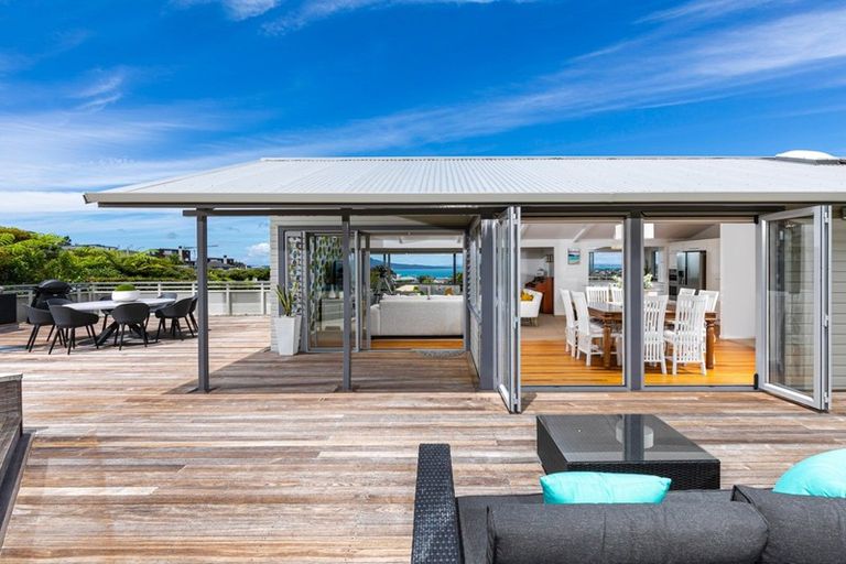 Photo of property in 25 Parr Terrace, Castor Bay, Auckland, 0620