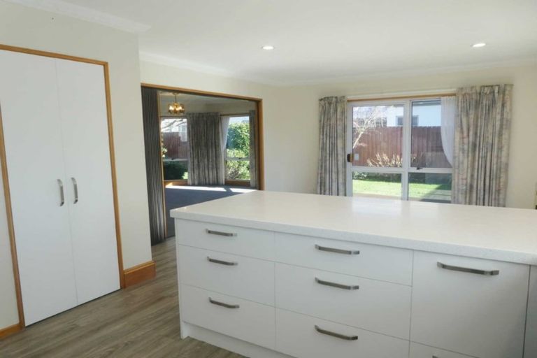 Photo of property in 7 Broadfell Avenue, Avonhead, Christchurch, 8042