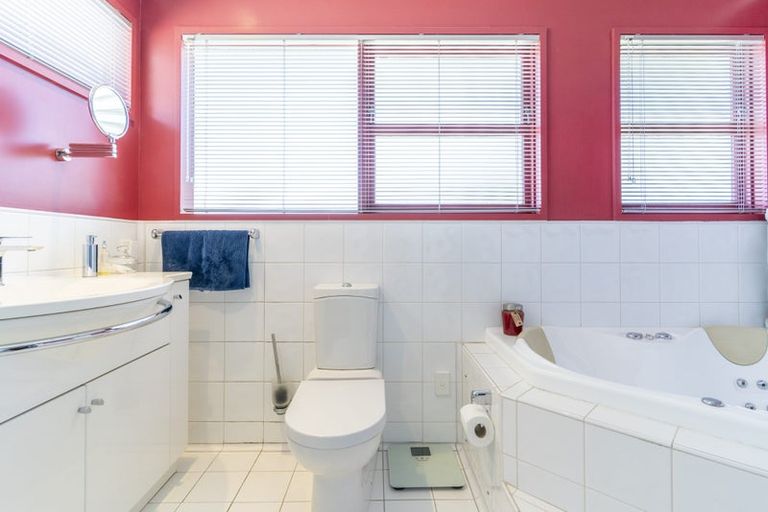 Photo of property in 48 Churton Drive, Churton Park, Wellington, 6037