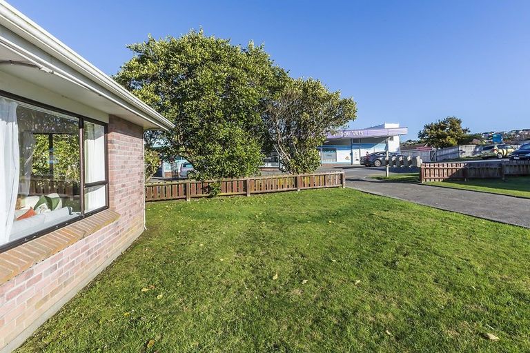 Photo of property in 4f5 Stewart Drive, Newlands, Wellington, 6037