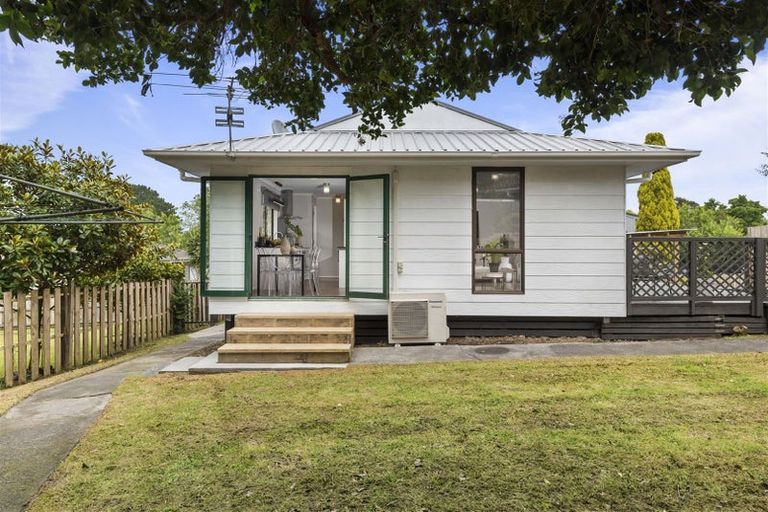 Photo of property in 2/14 Moxham Grove, Massey, Auckland, 0614