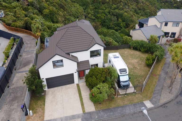 Photo of property in 7 Forbes Lane, Newlands, Wellington, 6037