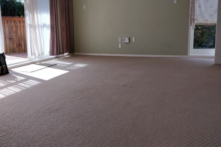 Photo of property in 2/27 Kerswill Place, Pakuranga, Auckland, 2010