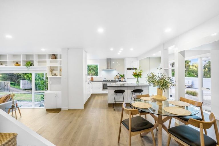 Photo of property in 17 Wernham Place, Northcote, Auckland, 0626