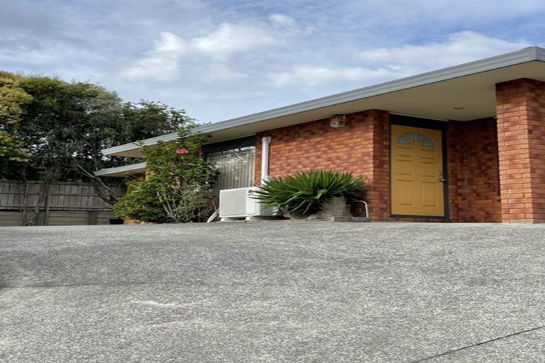 Photo of property in 34 Ginders Drive, Massey, Auckland, 0614