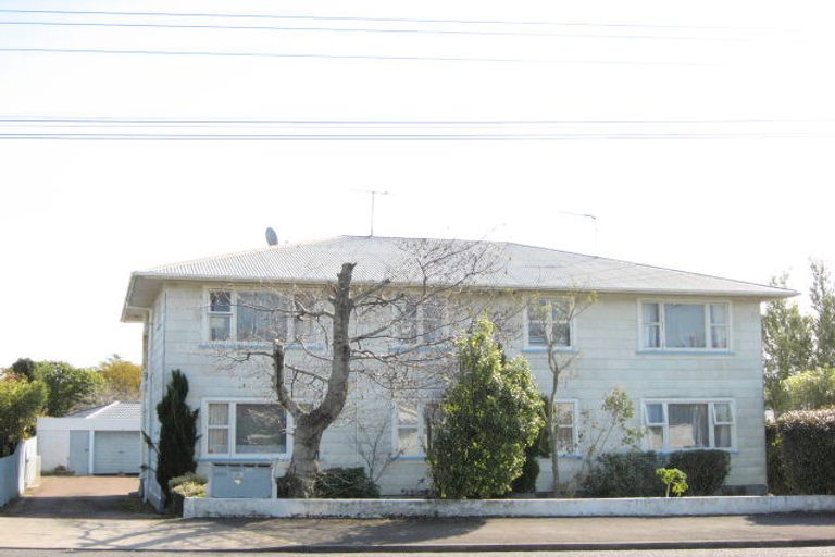 Photo of property in 2/228 Tukapa Street, Westown, New Plymouth, 4310