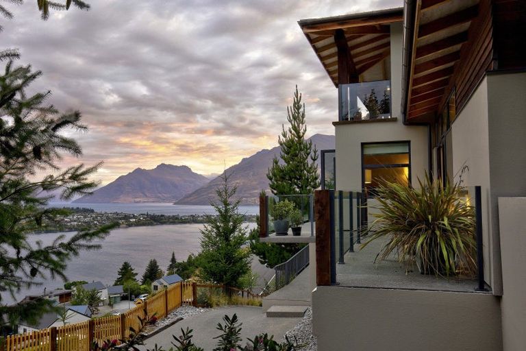 Photo of property in 32 Highview Terrace, Queenstown, 9300