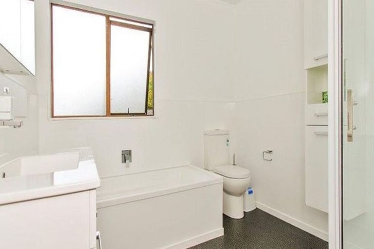 Photo of property in 16 Sylvan Crescent, Te Atatu South, Auckland, 0610