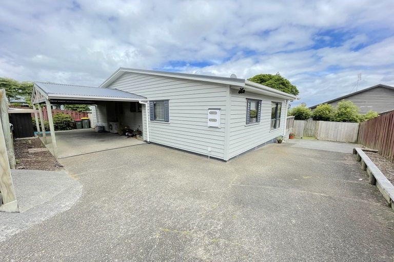 Photo of property in 2/48 Sunset Road, Unsworth Heights, Auckland, 0632