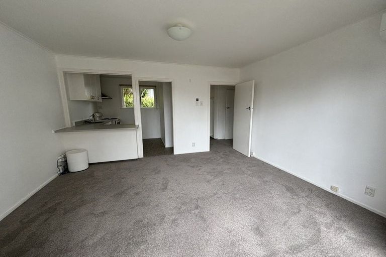 Photo of property in 2/10 William Bond Street, Stanley Point, Auckland, 0624