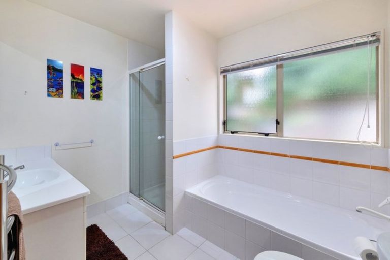 Photo of property in 1/8 Sunset Road, Unsworth Heights, Auckland, 0632