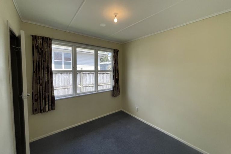 Photo of property in 12 Gill Avenue, Te Atatu Peninsula, Auckland, 0610