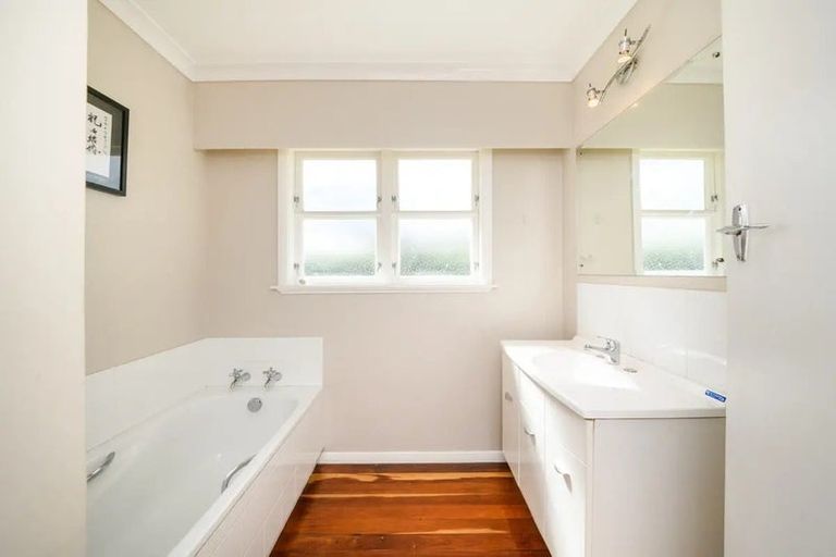 Photo of property in 18 Woburn Place, Takaro, Palmerston North, 4412