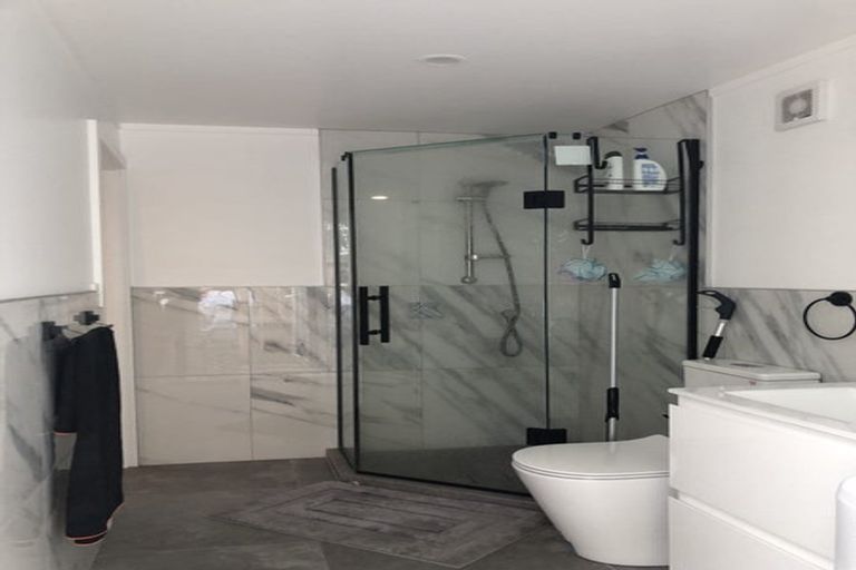 Photo of property in 3b Edgerton Road, Te Atatu Peninsula, Auckland, 0610