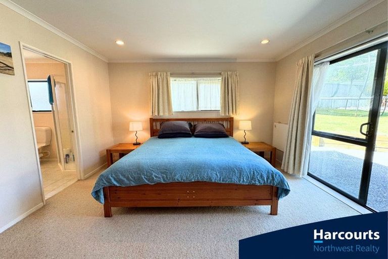 Photo of property in 20 Reybert Place, Massey, Auckland, 0614