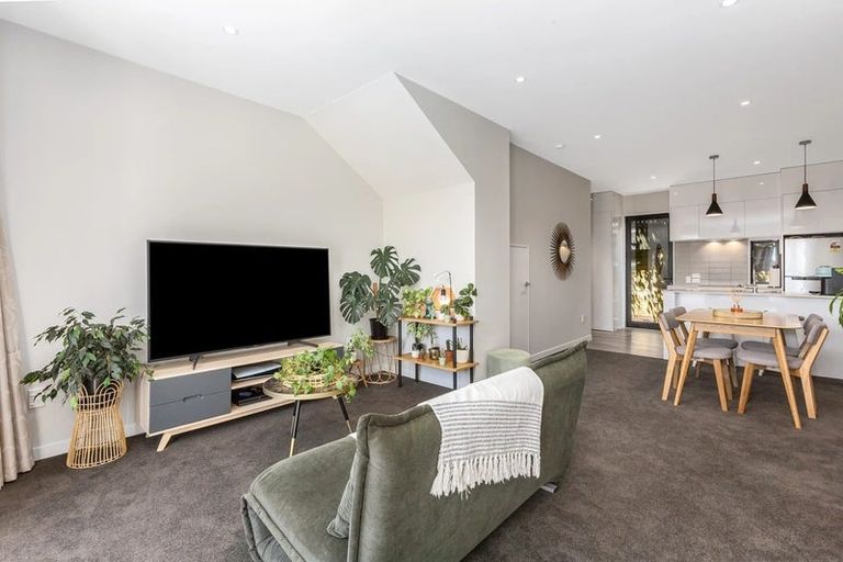 Photo of property in 2/6 Oswald Crescent, Paparangi, Wellington, 6037