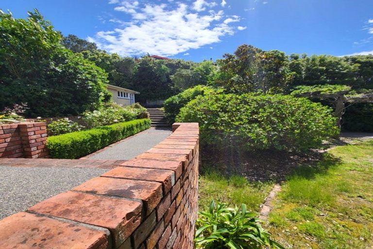 Photo of property in 10 Hillview Crescent, Paparangi, Wellington, 6037
