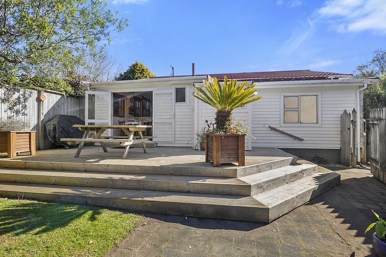 Photo of property in 1 Queens Road, Glen Avon, New Plymouth, 4312