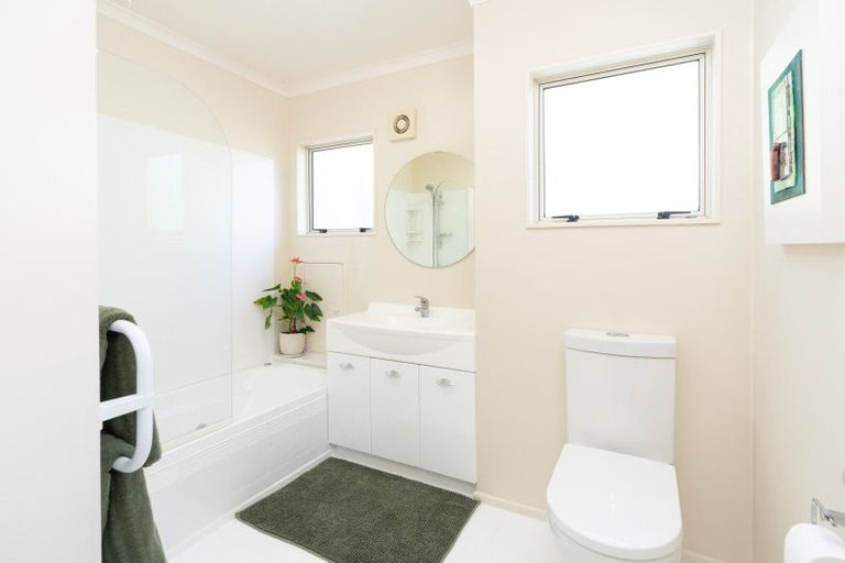 Photo of property in 2 Derry Hill, Churton Park, Wellington, 6037