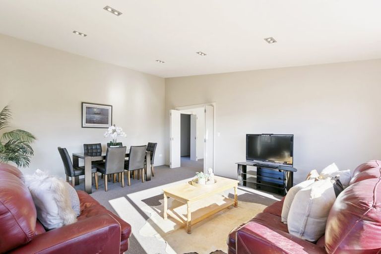 Photo of property in 18 Cosgrove Rise, Riverstone Terraces, Upper Hutt, 5018