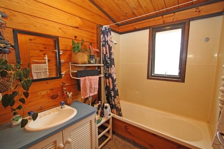 Photo of property in 50 Messenger Terrace, Oakura, 4314