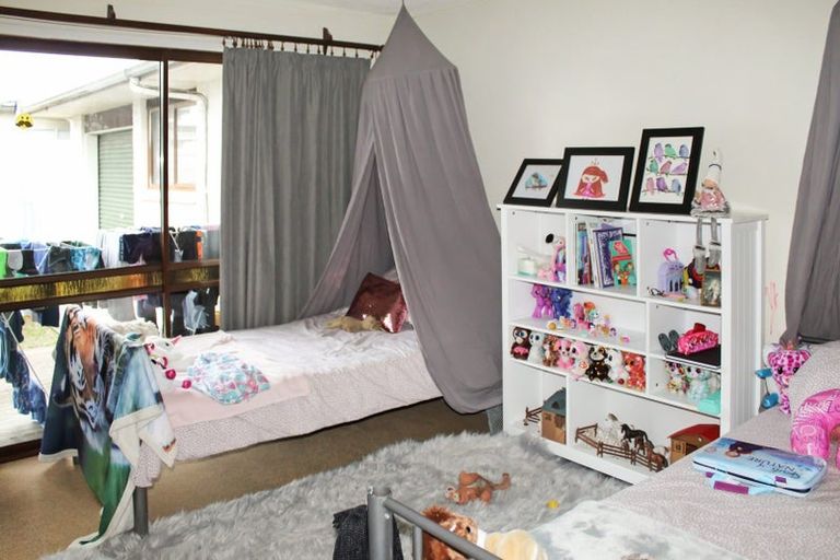 Photo of property in 43 Geraldine Crescent, Cloverlea, Palmerston North, 4412