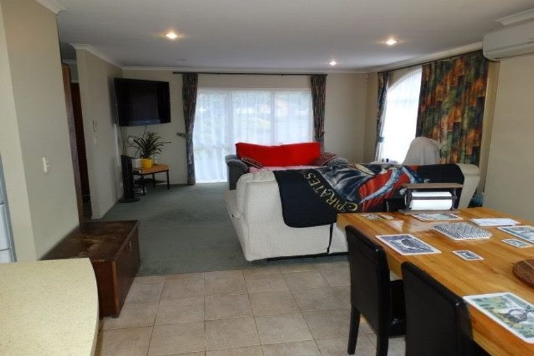 Photo of property in 13 Russett Grove, Henderson, Auckland, 0612
