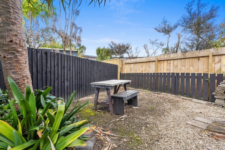 Photo of property in 12 Quo Vadis Place, Red Beach, 0932