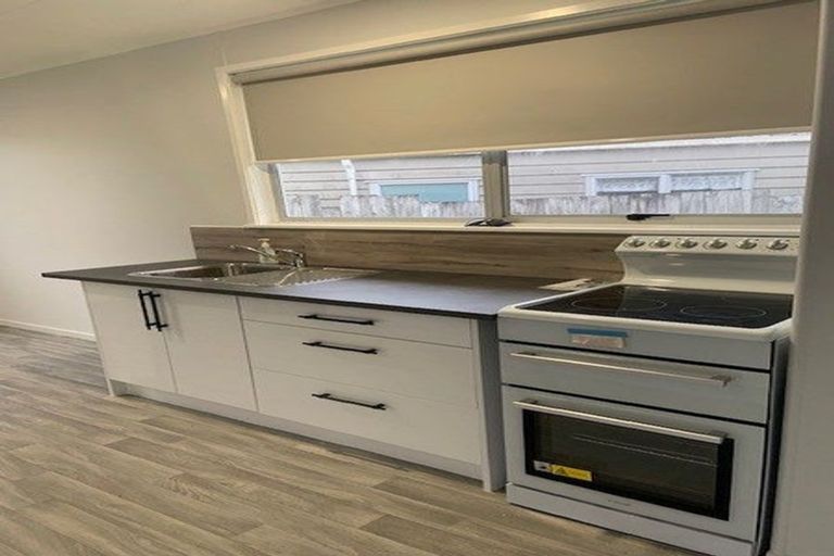 Photo of property in 35 Thornlow Street, Glendene, Auckland, 0602