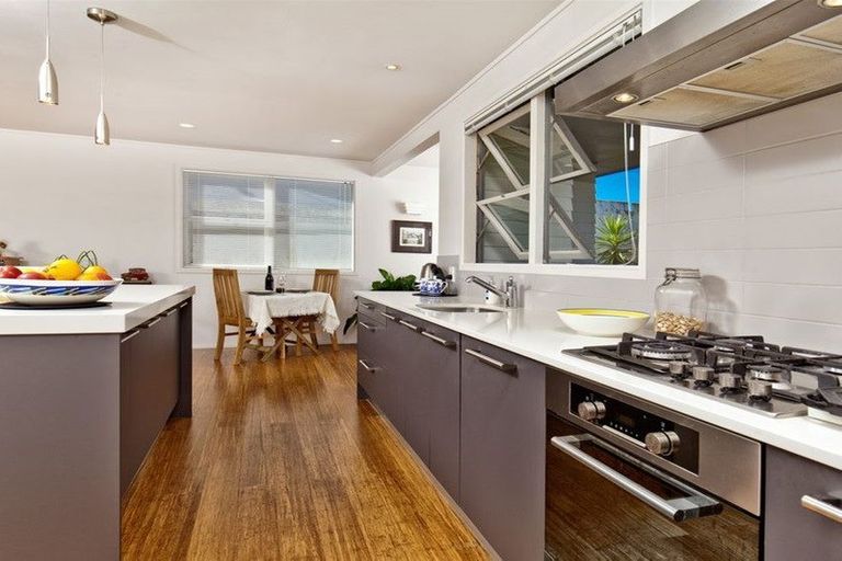 Photo of property in 24 Sunset Road, Unsworth Heights, Auckland, 0632