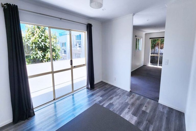Photo of property in 33u2 Hawker Street, Mount Victoria, Wellington, 6011