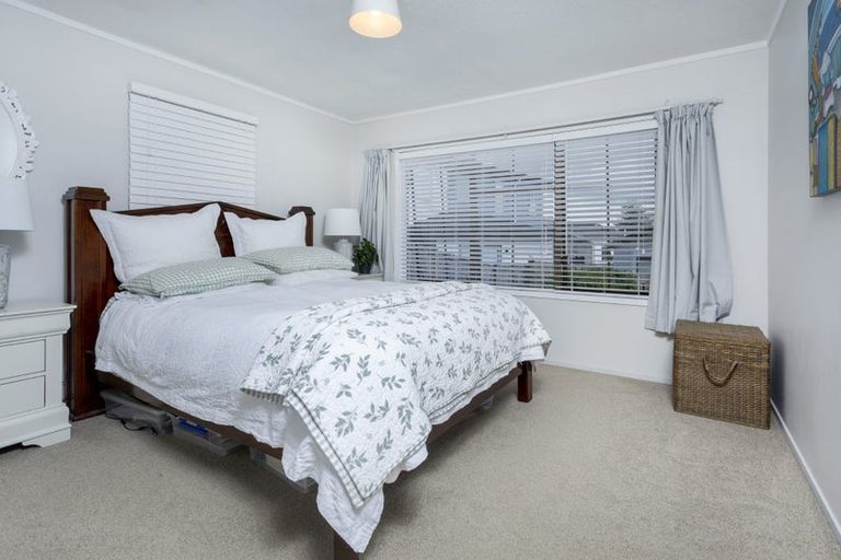 Photo of property in 2/5 Serrata Place, Browns Bay, Auckland, 0630