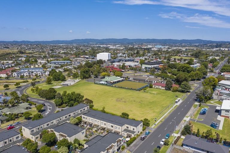 Photo of property in 2/15 Harbour View Road, Te Atatu Peninsula, Auckland, 0610