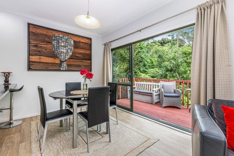 Photo of property in 5 Springwater Vale, Unsworth Heights, Auckland, 0632