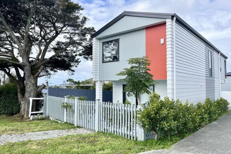 Photo of property in 1/98 Lincoln Park Avenue, Massey, Auckland, 0614