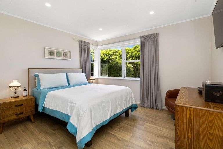 Photo of property in 28 Alwyn Place, Newlands, Wellington, 6037