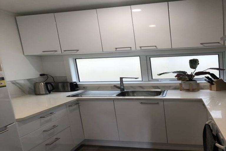 Photo of property in 3b Edgerton Road, Te Atatu Peninsula, Auckland, 0610