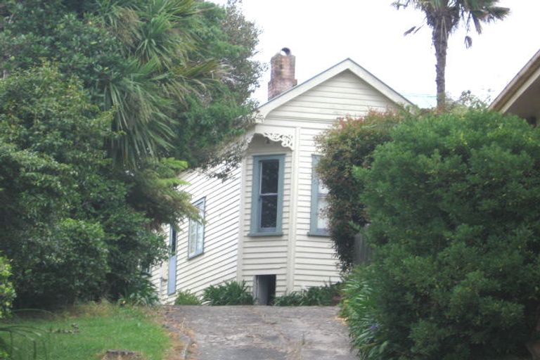 Photo of property in 23 Valley View Road, Glenfield, Auckland, 0629